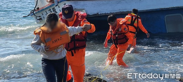 ▲墾丁觀光半潛艇娛樂漁船「小海豚1號」擱淺，海巡人員前往救援            。（圖／記者陳崑福翻攝，以下同）