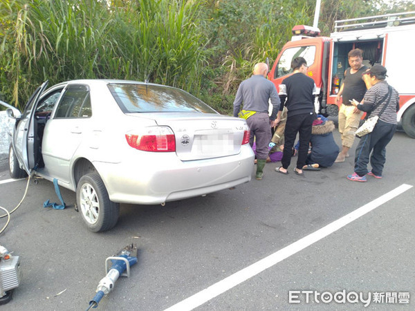 ▲消防人員全力搶救車上傷患，以救護車緊急送醫，其中送奇美醫院急救的女子搶救後恢復生命跡象，但生命垂危。（圖／讀者提供，下同）