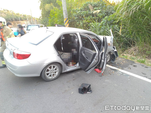 ▲消防人員全力搶救車上傷患，以救護車緊急送醫，其中送奇美醫院急救的女子搶救後恢復生命跡象，但生命垂危。（圖／讀者提供，下同）