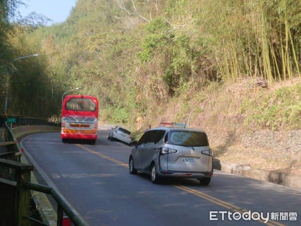 ▲阿里山公路車開進水溝  。（圖／記者翁伊森翻攝）