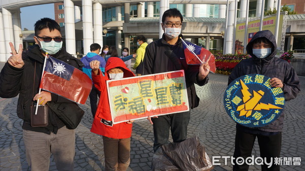 ▲台南市永福國小星星兒家族團隊，新年第一天到市府參與元旦升旗，進行自主健走活動，隨後前往鹿耳門天后宮拿新年許願牌祈福許願。（圖／記者林悅翻攝，下同）