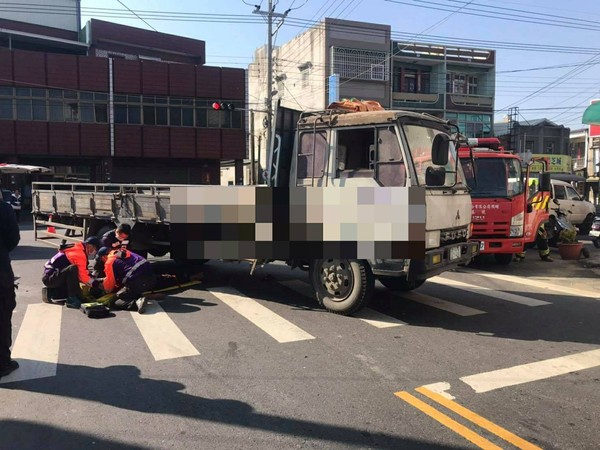 ▲嘉義布袋機車騎士被捲入大貨車底下。（圖／讀者提供）