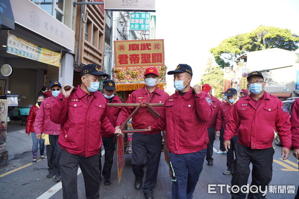 ▲台南市消防局第七大隊舉辦「119火德星君遶境宣導活動」，神駕並駐駕在中正分隊祭拜。（圖／記者林悅翻攝，下同）