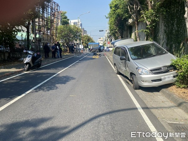 ▲高雄瑞隆交流道下車禍    。（圖／記者洪靖宜翻攝）