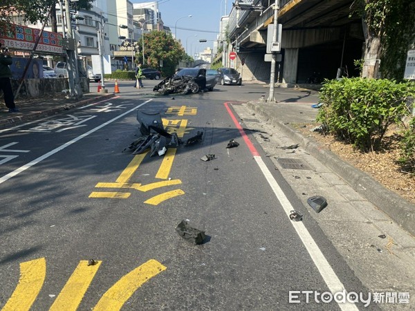 ▲高雄瑞隆交流道下車禍    。（圖／記者洪靖宜翻攝）