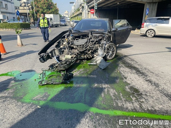 ▲高雄瑞隆交流道下車禍    。（圖／記者洪靖宜翻攝）