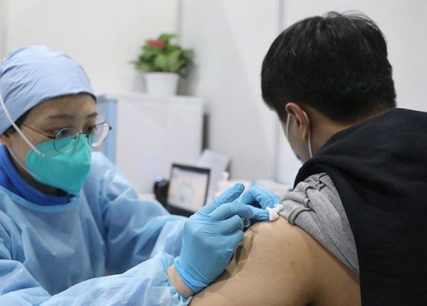 ▲▼ 大陸北京重點人群第一批施打疫苗過程            。（圖／翻攝 新京報）