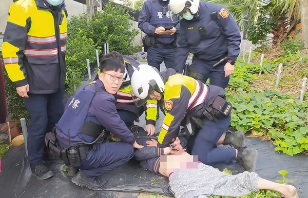 ▲桃園市楊梅警分局員警1日圍捕失聯越籍移工，過程中黎男露出屁屁網友紛紛留言歪樓。（圖／翻攝自臉書《爆料公社》）