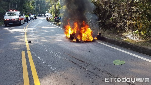 ▲台三線中埔沄水段重機車起火燃燒。（圖／記者翁伊森翻攝）