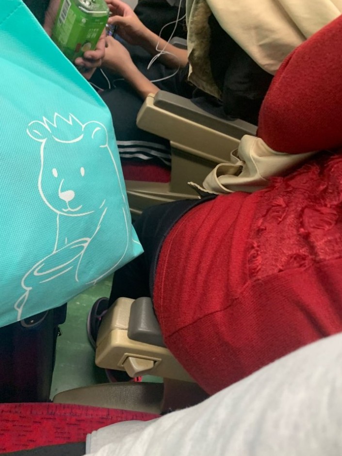 ▲▼站票的阿嬤坐在扶手上狂擠。（圖／翻攝自Dcard）