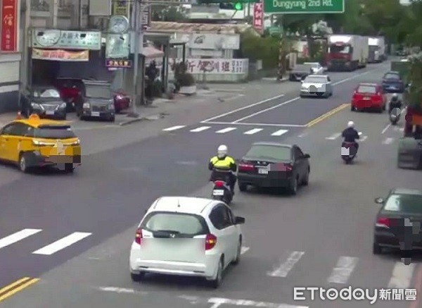 ▲員警沿路以警用機車鳴笛開道。（圖／八德警分局提供）