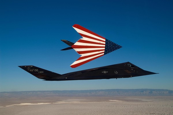 ▲▼兩架塗有特殊油漆的F-117夜鷹於2008年4月22日執行其最後一項任務。（圖／翻攝自Facebook／United States Air Force）