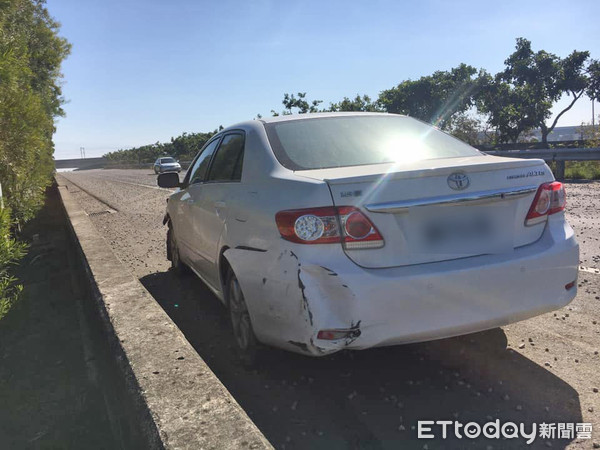 ▲快速道路78線19K至22K路段東往西內外車道上有大量碎石散地，造成三輛自小客車打滑、追撞發生車禍事故。（圖／記者蔡佩旻翻攝）