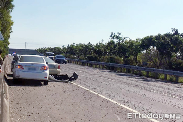 ▲快速道路78線19K至22K路段東往西內外車道上有大量碎石散地，造成三輛自小客車打滑、追撞發生車禍事故。（圖／記者蔡佩旻翻攝）