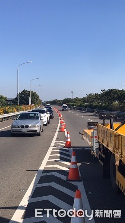 ▲快速道路78線19K至22K路段東往西內外車道上有大量碎石散地，造成三輛自小客車打滑、追撞發生車禍事故。（圖／記者蔡佩旻翻攝）