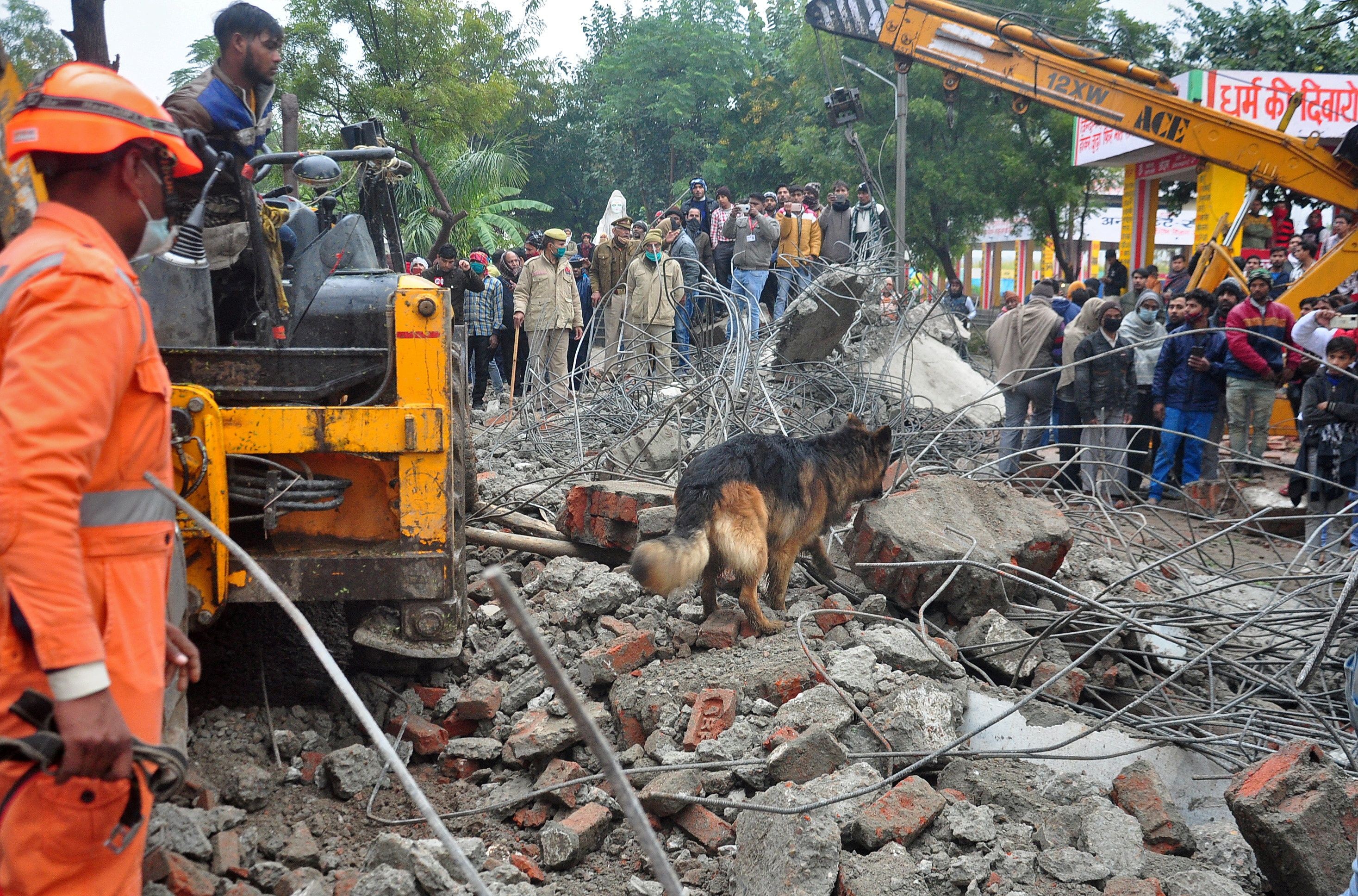 ▲▼印度北部火葬場屋頂塌陷 至少20人死亡。（圖／路透）