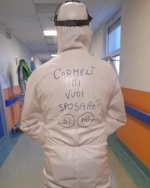 ▲▼義大利護理師在防護服上向女友求婚，圓圈內寫著「我願意」和「不願意」。（圖／翻攝自臉書「Benedetta Meucci」）