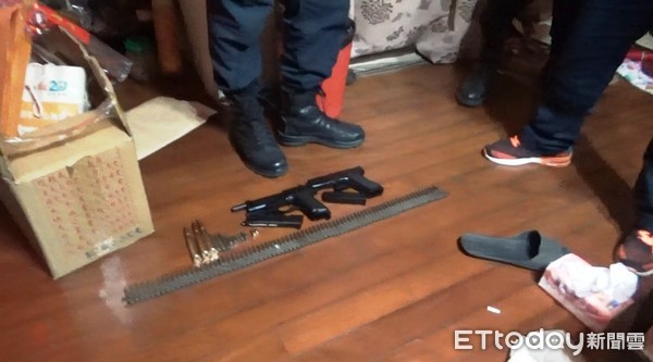▲▼  警方破獲軍火庫網紅炫槍非法持有槍械及恐嚇公眾案           。（圖／記者翁伊森翻攝）