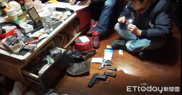 ▲▼  警方破獲軍火庫網紅炫槍非法持有槍械及恐嚇公眾案           。（圖／記者翁伊森翻攝）