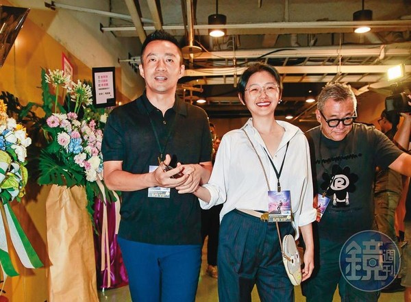 大S（中）與汪小菲（左）結婚10年，兩人不時高調同框出現，曾手牽手一同欣賞好友王力宏的演唱會。