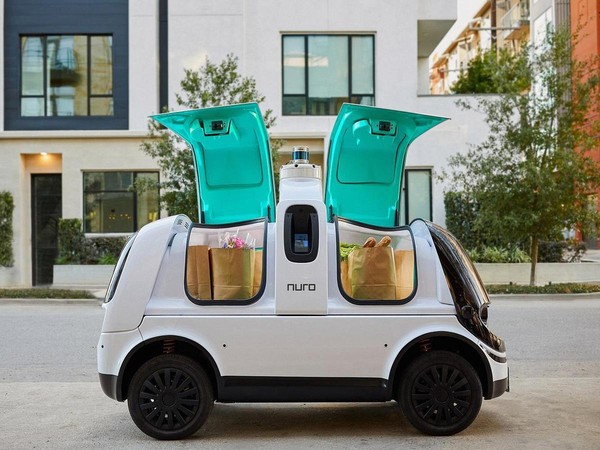 Nuro無人自駕車最快能以每小時40公里速度前進，目前已經與美國連鎖超市品牌Kroger合作，在太陽城區域運送生鮮雜貨給消費者。