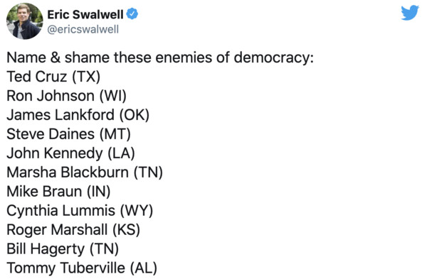 ▲▼民主黨眾議員史沃威爾（Eric Swalwell）發文批評11名共和黨議員是「民主的敵人」。（圖／翻攝推特）