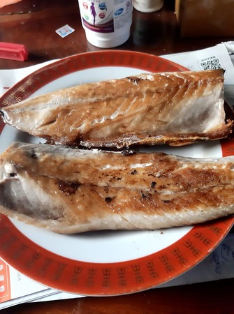 ▲一名網友在臉書分享兩條只要65塊的挪威鯖魚，展現自己精湛的廚藝。（圖／翻攝自Facebook／全聯消費經驗老實說）