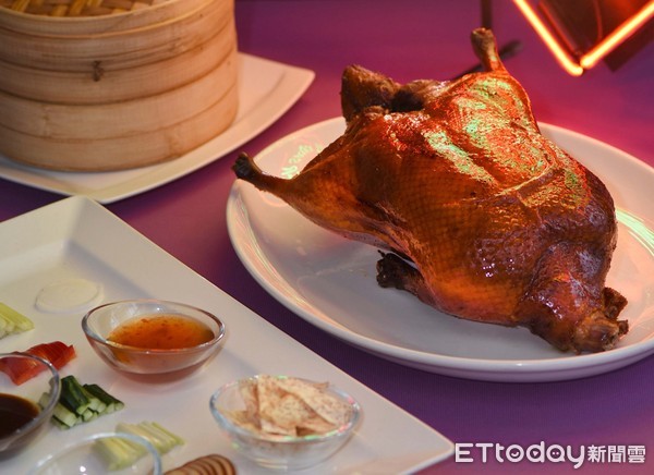 ▲辣食吃到飽！台北W飯店推出辣系列主題餐飲　中餐廳還有辣烤鴨。（圖／台北W飯店提供）