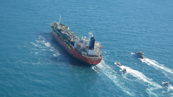 ▲▼伊朗革命衛隊船隻將南韓油輪押回阿巴斯港。（圖／達志影像／美聯社）