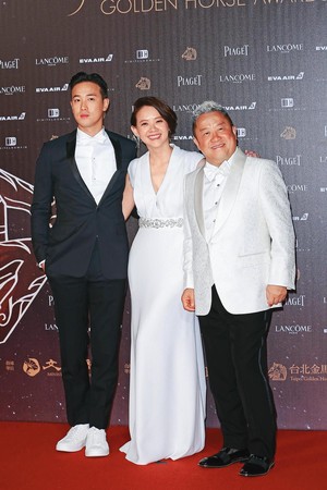 曾寶儀（中）跟弟弟曾國祥（左）、父親曾志偉（右）3人關係很好，也曾一起出席2016年金馬獎頒獎典禮。