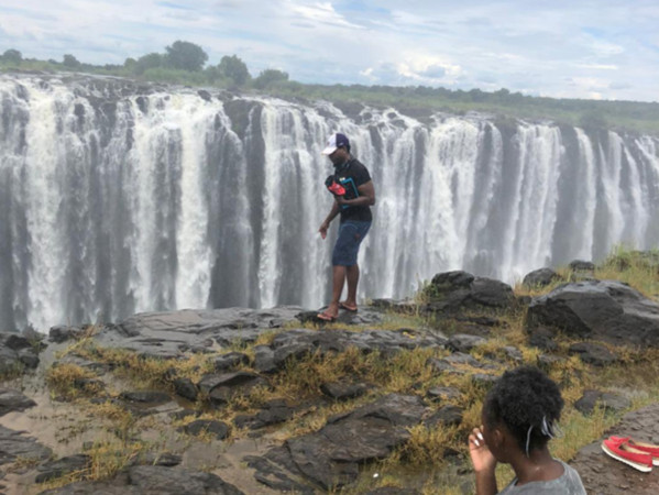 ▲▼辛巴威40歲男子墜落維多利亞瀑布（Victoria Falls）生前畫面。（圖／翻攝Twitter@WellenceMujuru）
