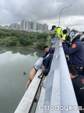 ▲▼黃男疑感情受創要跳浮洲橋輕生，警員合力將他救起             。（圖／記者陳以昇翻攝）