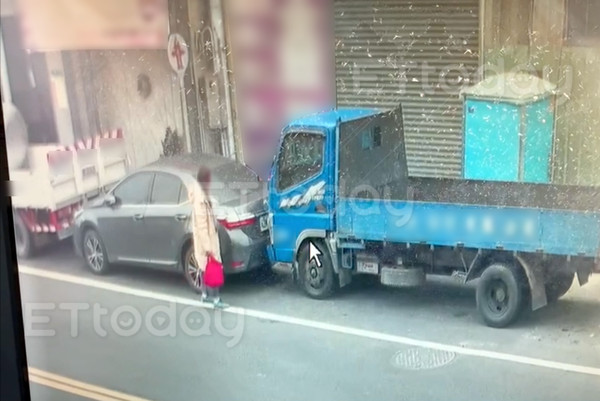 ▲▼獨／違停擋車庫遭2卡車夾擊　女駕駛瞄2眼測距「巴庫」10次脫困。（圖／記者蔡佩旻翻攝）