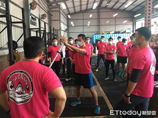 ▲台南市消防局舉辦肌力訓練教官團研討會，帶入新的訓練方式，引入最大肌力訓練，提升消防人員的負重能量，強化消防人員肌力。（圖／記者林悅翻攝，下同）