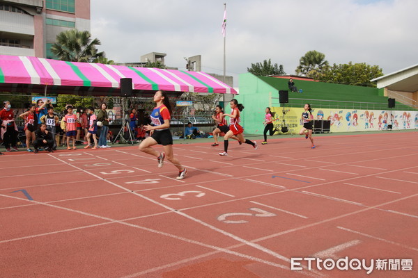 ▲雲林縣110年度中小學聯合運動會，第一場比賽則由男女童3000公尺競走決賽拉開序幕。（圖／記者蔡佩旻翻攝）