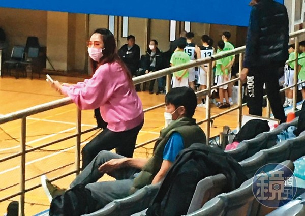 陶晶瑩、李李仁夫妻遭投訴，因不滿女兒越級打球被檢舉，在球場邊大聲。（讀者提供）