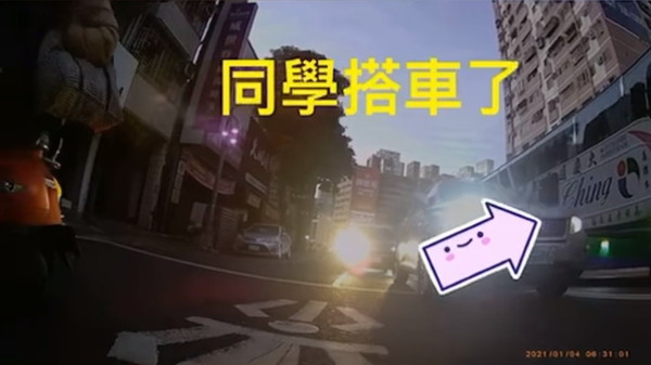 高雄學生奔250m追校車！1駕駛、2騎士接力幫忙終上車　3萬人淚推。（圖／翻攝「爆料公社二社」臉書社團）