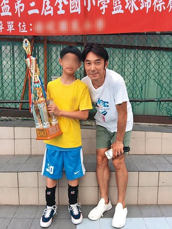 荳荳（左）小學時拿下籃球冠軍，爸爸李李仁（右）也與有榮焉。（翻攝自李李仁臉書）