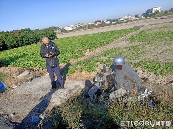 ▲長安派出所所長洪國堯返家途中發現一位戴安全帽的可疑老翁，一看不得了，這位老翁竟是連人帶機車掉進水溝裡，而老翁是困坐在機車上。（圖／記者蔡佩旻翻攝）