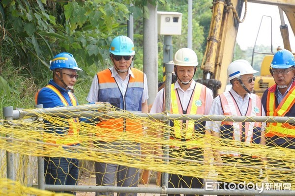 ▲台水公司董事長胡南澤每周親自前往工地督導桃竹備援管線工程。（圖／台水提供）