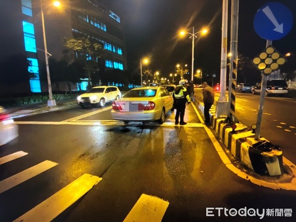 ▲酒駕男「正面對決」　來車相親傻眼…網笑：調撥車道概念。（圖／記者陳凱力翻攝）