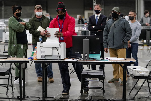 ▲▼喬治亞州參議員決選投票於5日晚間結束，選務人員正在清點選票。（圖／路透）