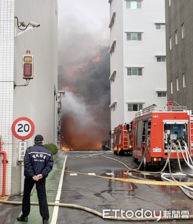 ▲桃園市旭富製藥廠大火爆炸案，起火時大火夾雜濃煙竄起，連保全人員都忍不住查看。（資料照／記者沈繼昌翻攝）