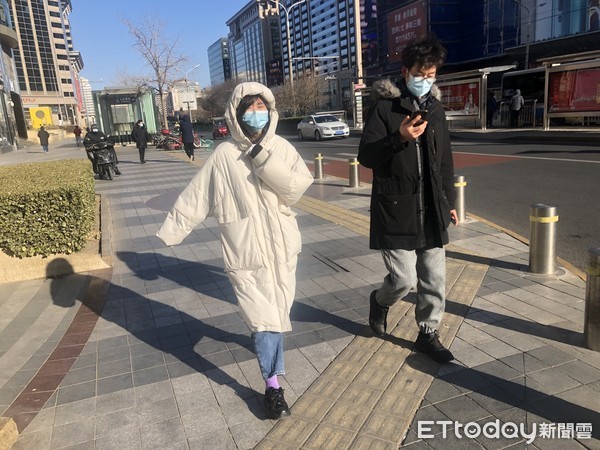 ▲北京市民頂著寒風及-11℃的低溫出門上班。（圖／記者魏有德攝）