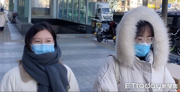 ▲陳小姐（圖左）認為，外套一定要夠暖、不透風，才能在超級寒流下外出。（圖／記者魏有德攝）
