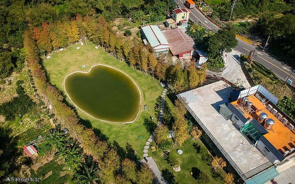 ▲新竹關西大樂之野景觀餐廳裡有座愛心池塘。（圖／《滿分的旅遊札記》提供）