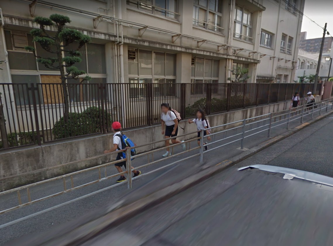 發生什麼事？Google街景驚見真人版「胖虎追大雄」。（圖／翻攝Google Maps）