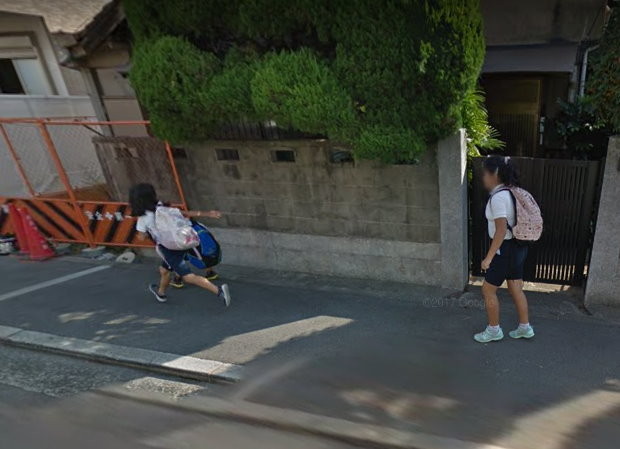 發生什麼事？Google街景驚見真人版「胖虎追大雄」。（圖／翻攝Google Maps）