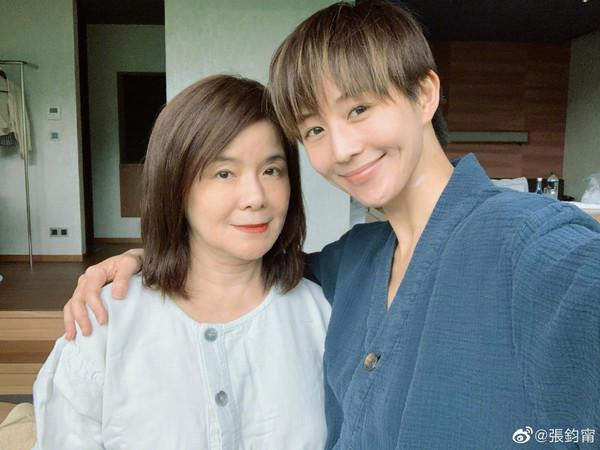 ▲張鈞甯媽媽是知名兒童文學作家，看起來不像60幾歲了。（圖／翻攝自Weibo／張鈞甯）