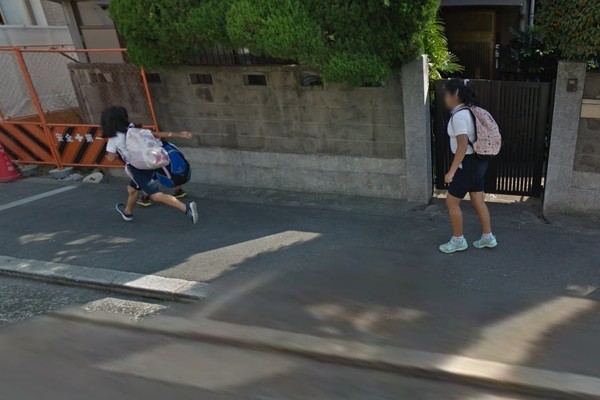▲▼小學童被2女追！Google地圖「人生高峰」全記錄　轉角結局讓網笑翻。（圖／翻攝Google地圖）